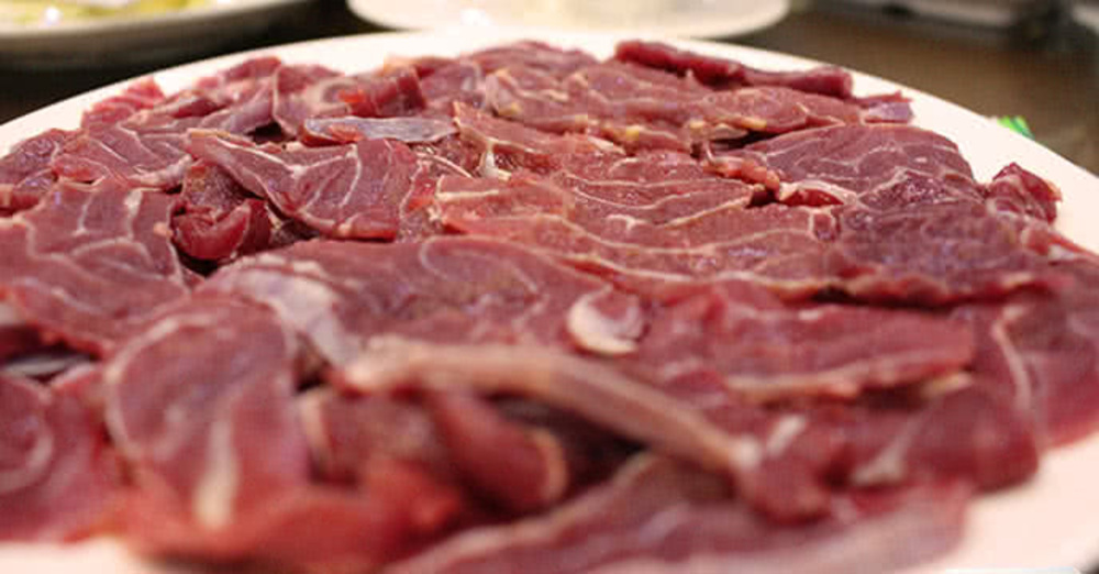 Thịt bò cần được cắt mỏng để dễ chín hơn khi nhúng lẩu 