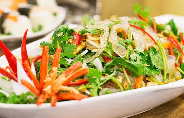 Gỏi sứa tôm thịt hoàn thiện với màu sắc hài hòa, sứa giòn, tôm thịt ngọt rất ngon