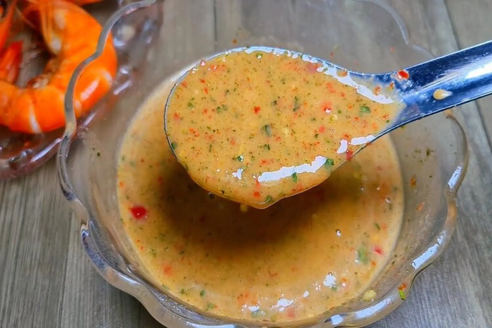 Muối ớt đỏ được tạo nên bởi các nguyên liệu như ớt sừng, ớt chuông, sữa đặc,...