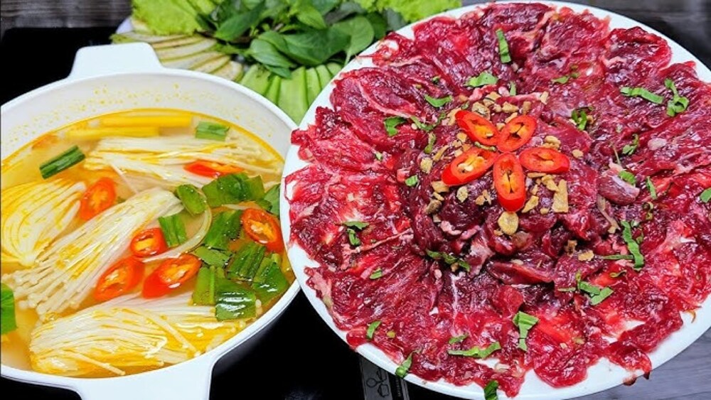 Lẩu bò nhúng giấm là món ăn ngon nóng hổi rất thích hợp cho các buổi hội họp