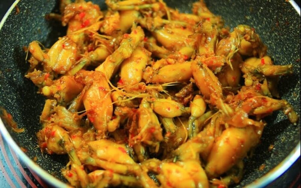 Ếch cần được xào trên lửa lớn để màu sắc vàng đều hơn 