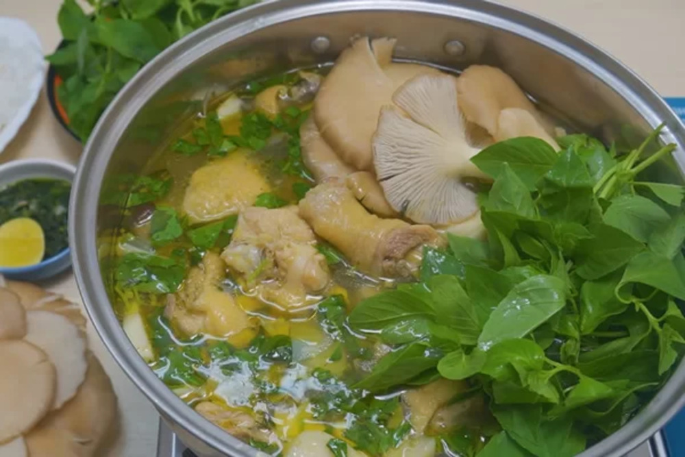 Lẩu gà lá é có hương vị thanh mát và thơm ngon 