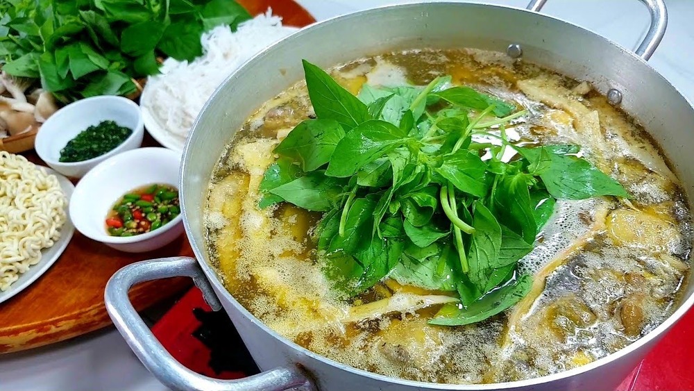 Thịt gà cần được hầm trong 20 phút để chín mềm và ngọt nước 